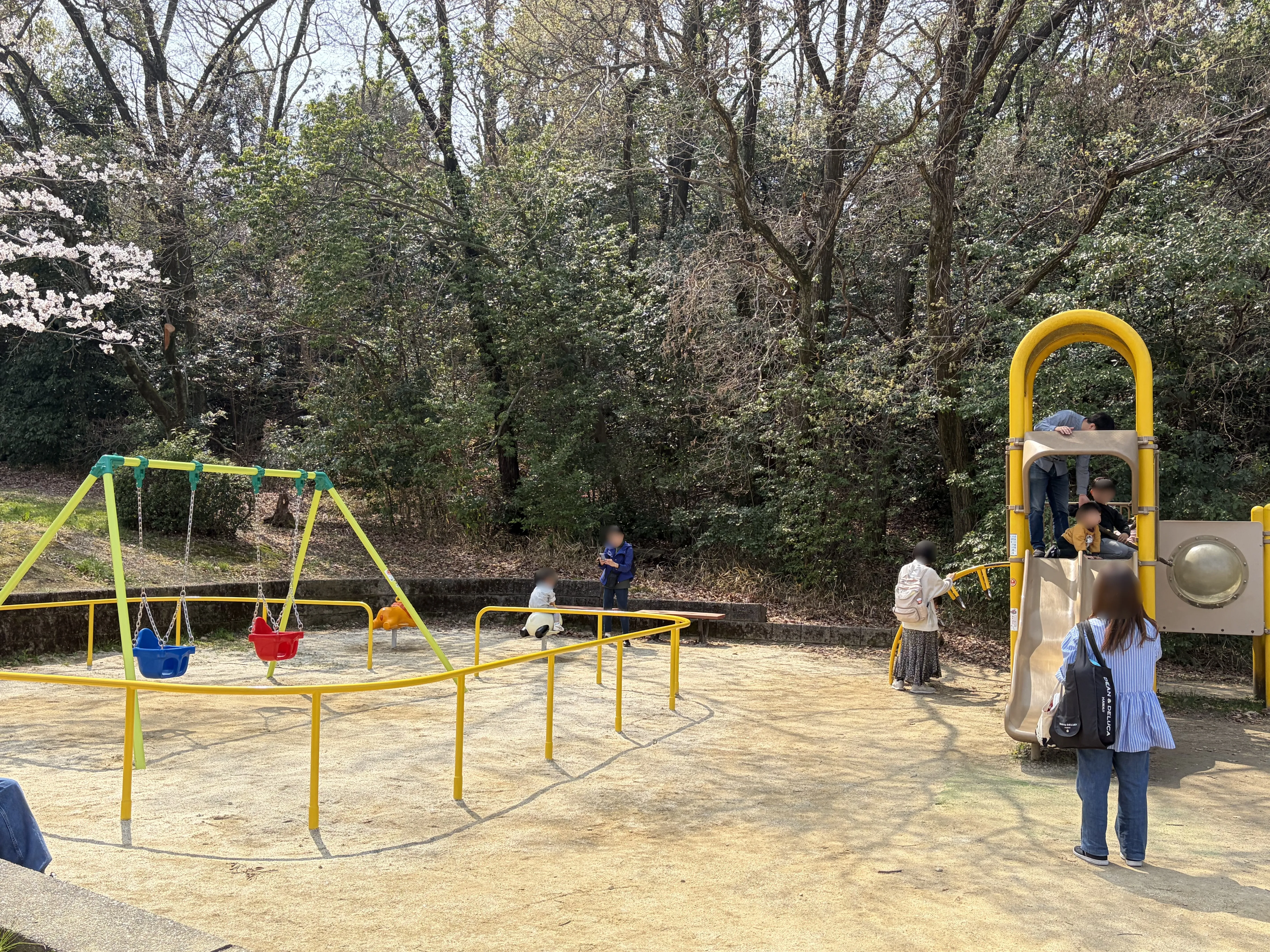 平和公園の遊具（ブランコと滑り台）