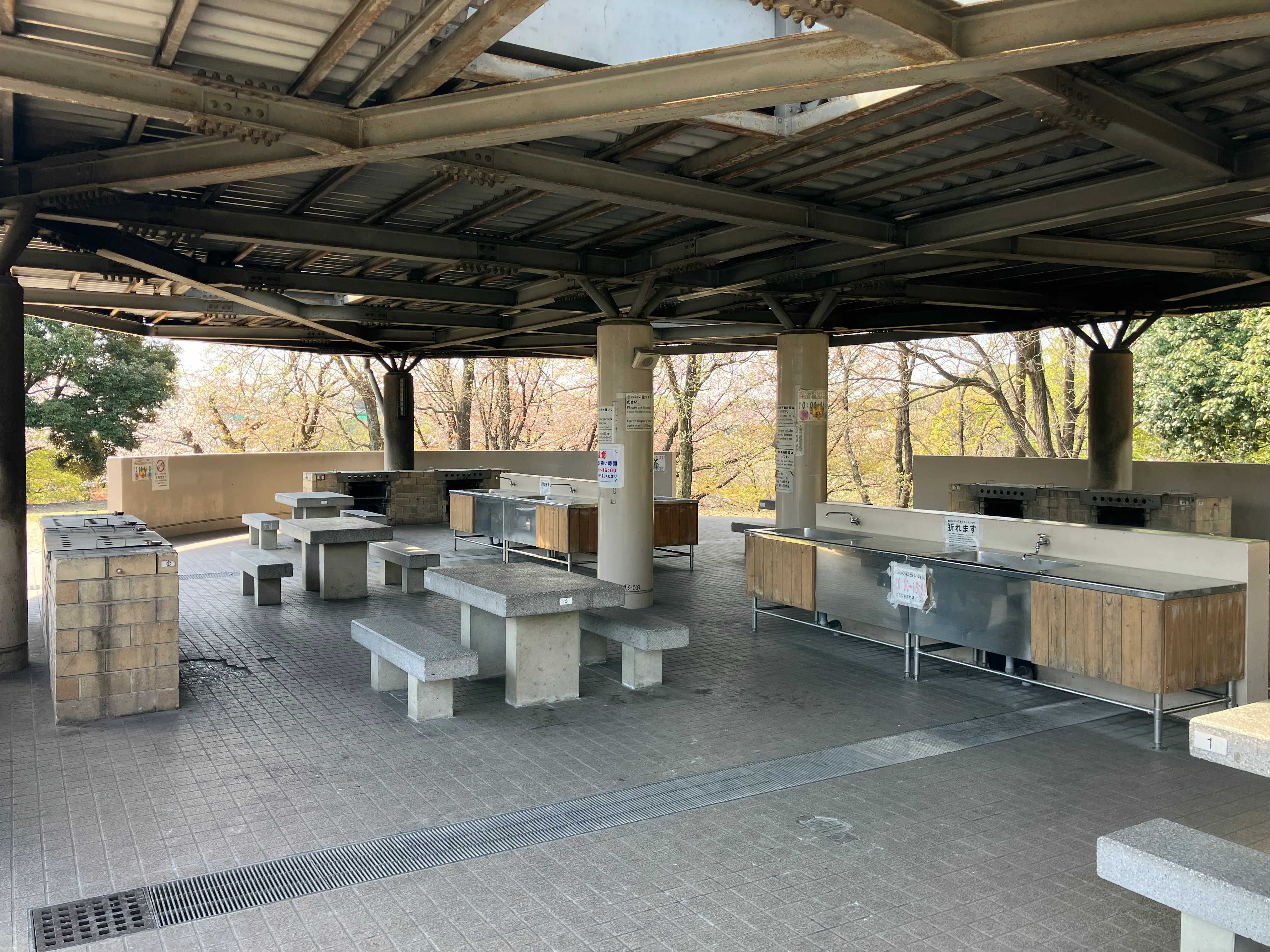 屋根付きバーベキューハウスの炉とテーブル