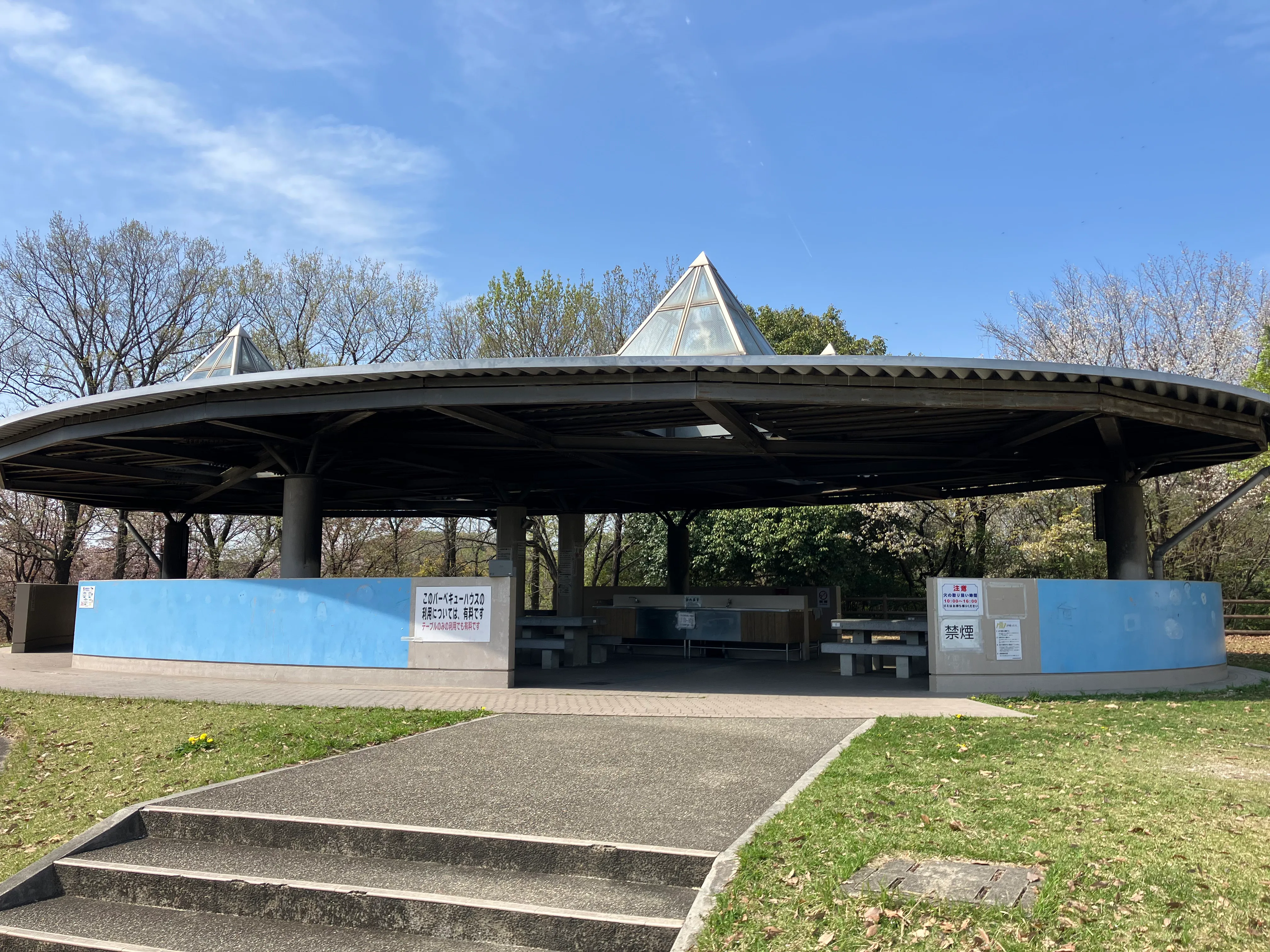 大高緑地のデイキャンプ場（屋根付きバーベキューハウス）