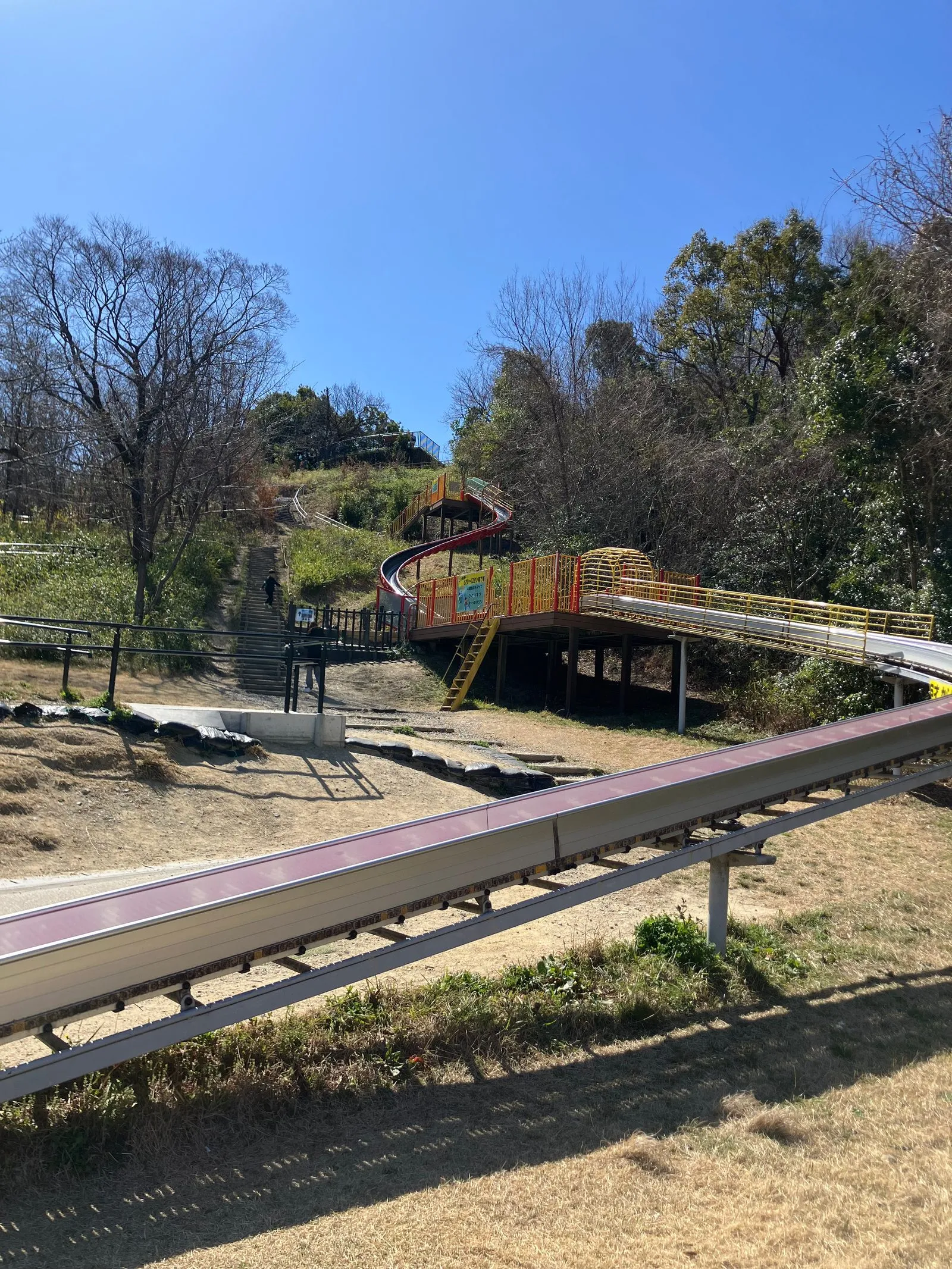 大高緑地メルヘン広場の長いローラーすべり台
