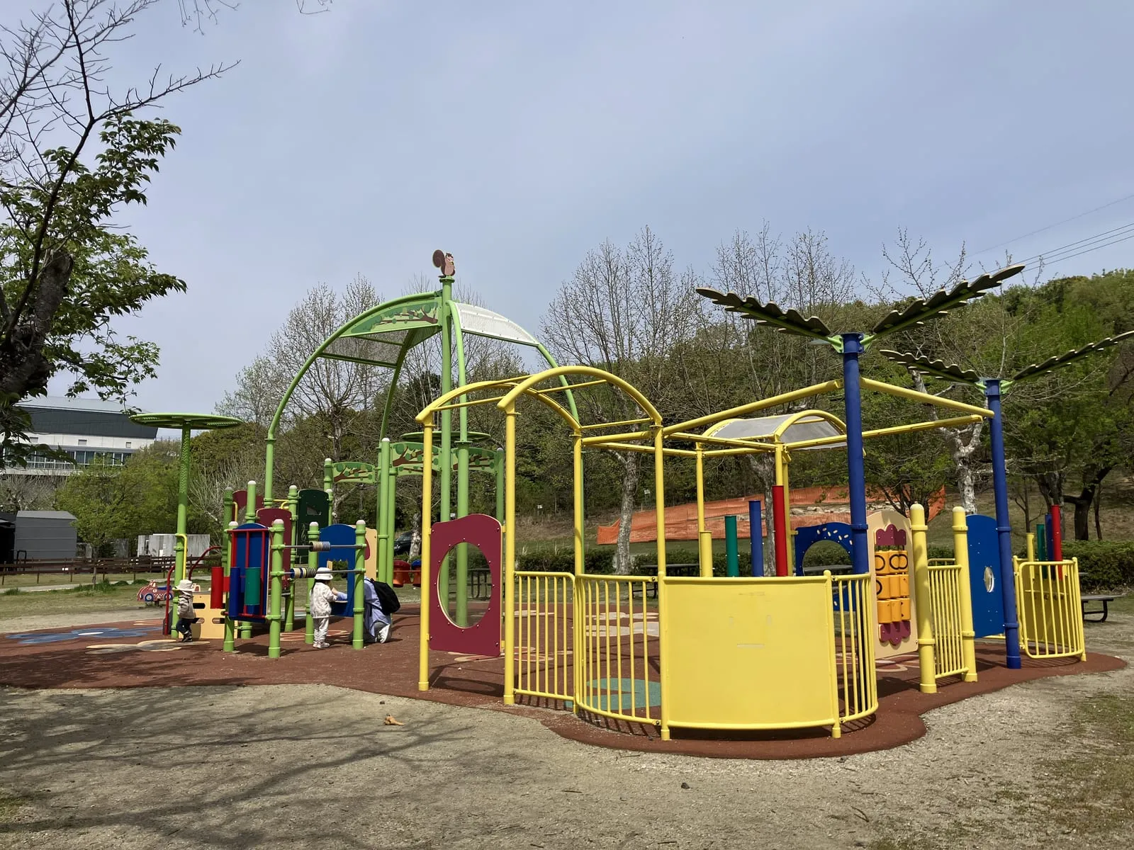 芝生広場のそばにある幼児向け遊具