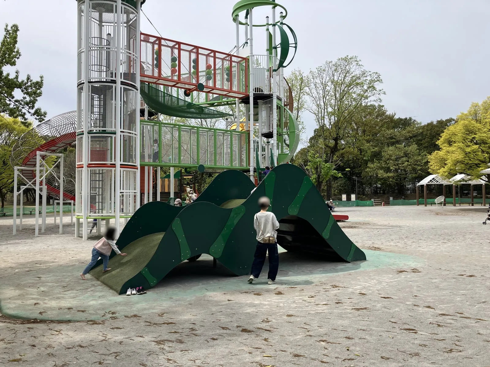 大型遊具についたすべり台