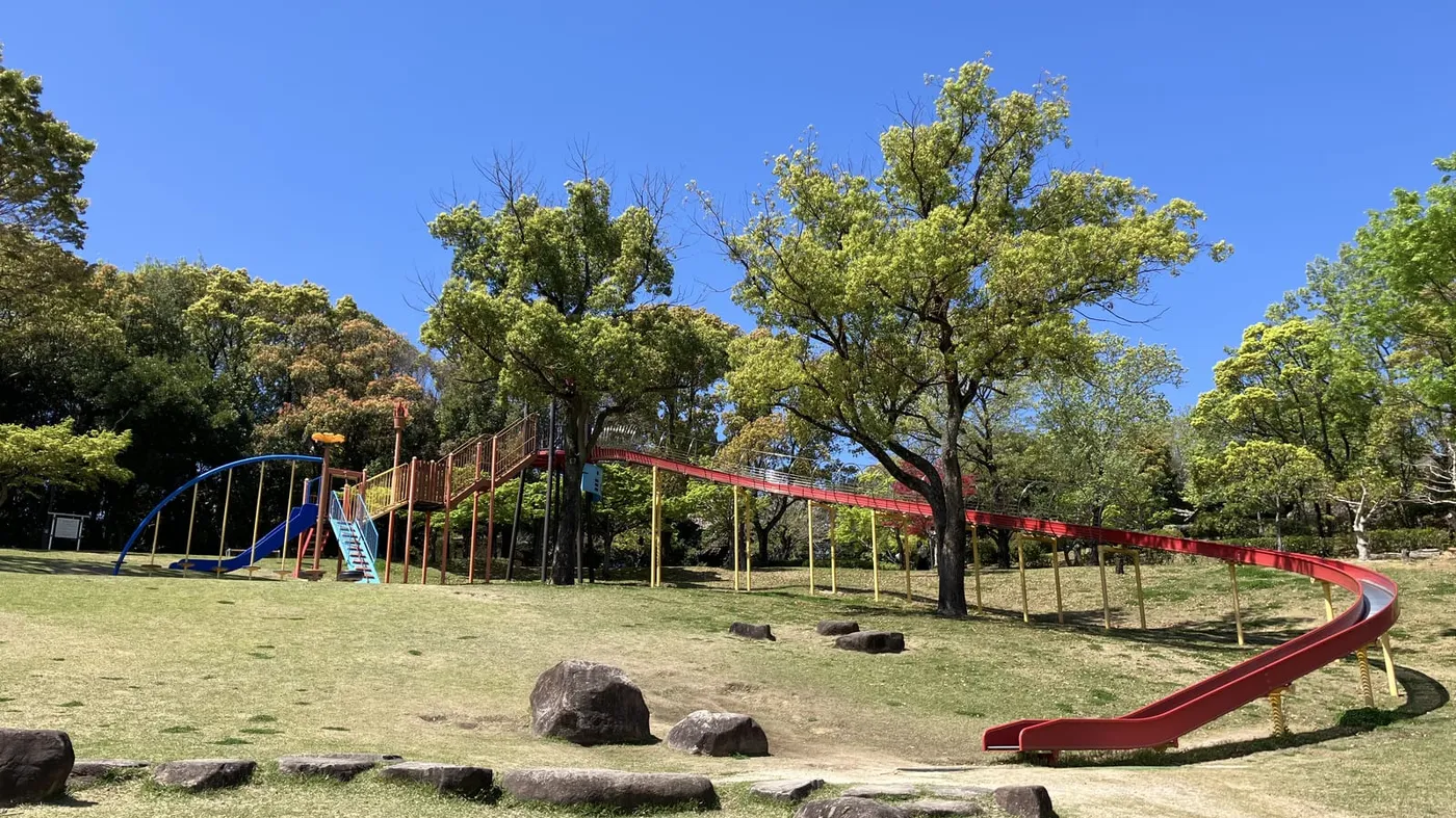 【愛知・東海市】聚楽園公園 完全ガイド｜大型遊具・芝生・温水プール・食堂で1日まるごと遊べる「しあわせ村」