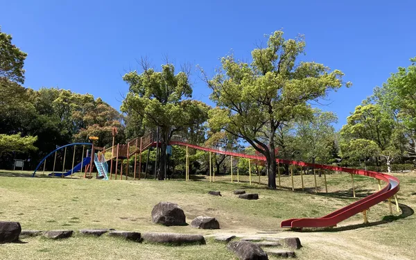 【愛知・東海市】聚楽園公園 完全ガイド｜大型遊具・芝生・温水プール・食堂で1日まるごと遊べる「しあわせ村」