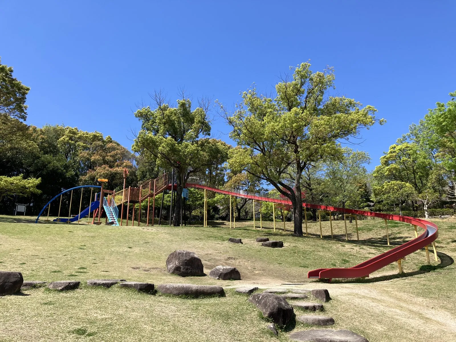 聚楽園公園の大型遊具エリアにある長いローラーすべり台